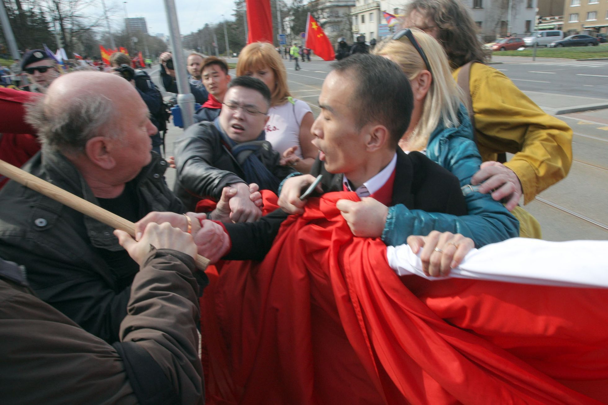 Rvačka mezi čínskými a tibetskými vlajkonošemi