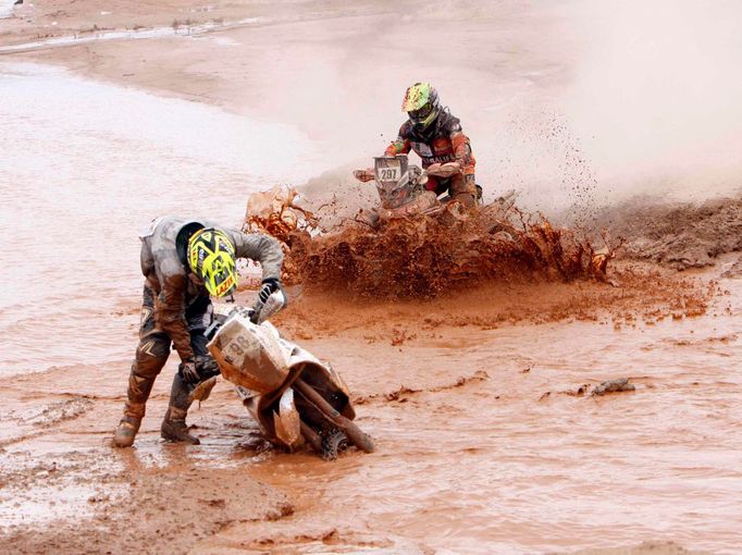 Dakar 2014: Stephane Hammard a Walter Nosiglia v bahně