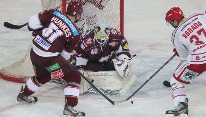 Hokej, extraliga, Sparta - Třinec: Jiří Hunkes (51), Marcel Melicherčík - Václav Varaďa