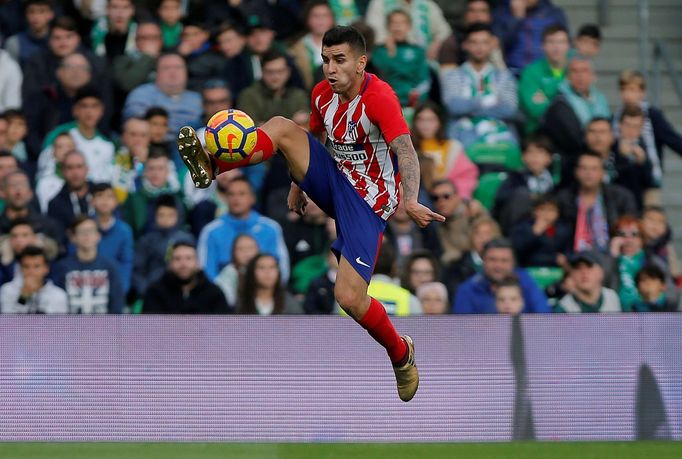 Angel Correa v utkání Betisu proti Atléticu Madrid.