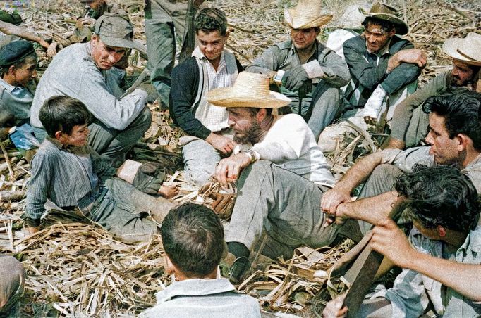 Fidel Castro mluví s rolníky během sklizně cukrové třtiny. Kuba, 1970. Kolorováno