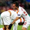 Fotbalisté Galatasaraye Burak Yilmaz (vlevo) a Emre Colak slaví gól v utkání proti  v Lize mistrů 2012/13.
