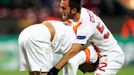 Fotbalisté Galatasaraye Burak Yilmaz (vlevo) a Emre Colak slaví gól v utkání proti  v Lize mistrů 2012/13.