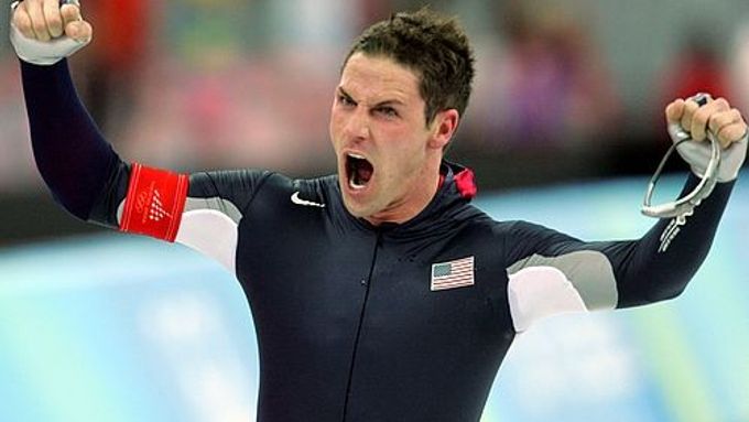 Americký rychlobruslař Chad Hedrick se raduje z triumfu v závodě na 5000 metrů.