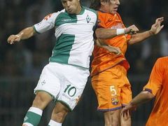 Diego z Werderu Brény (vlevo) v hlavičkovém souboji s barcelonským Carlesem Puyolem.