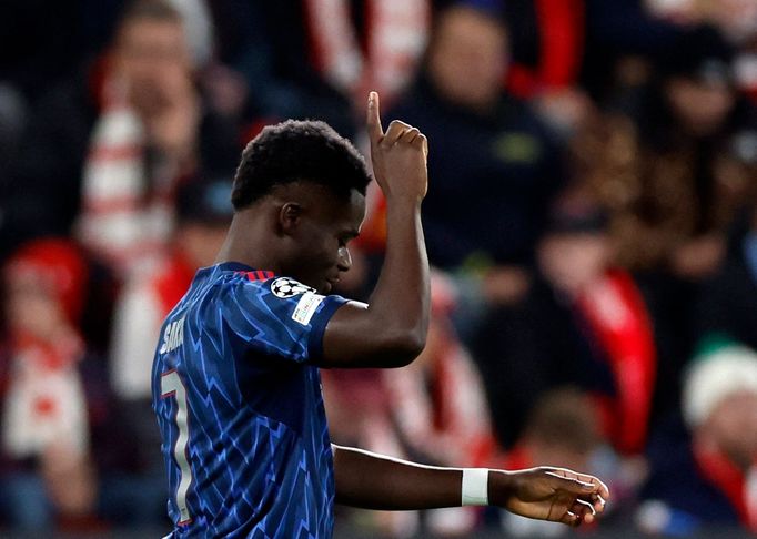 Bukayo Saka slaví gól v zápase Ligy mistrů Slavia - Arsenal.