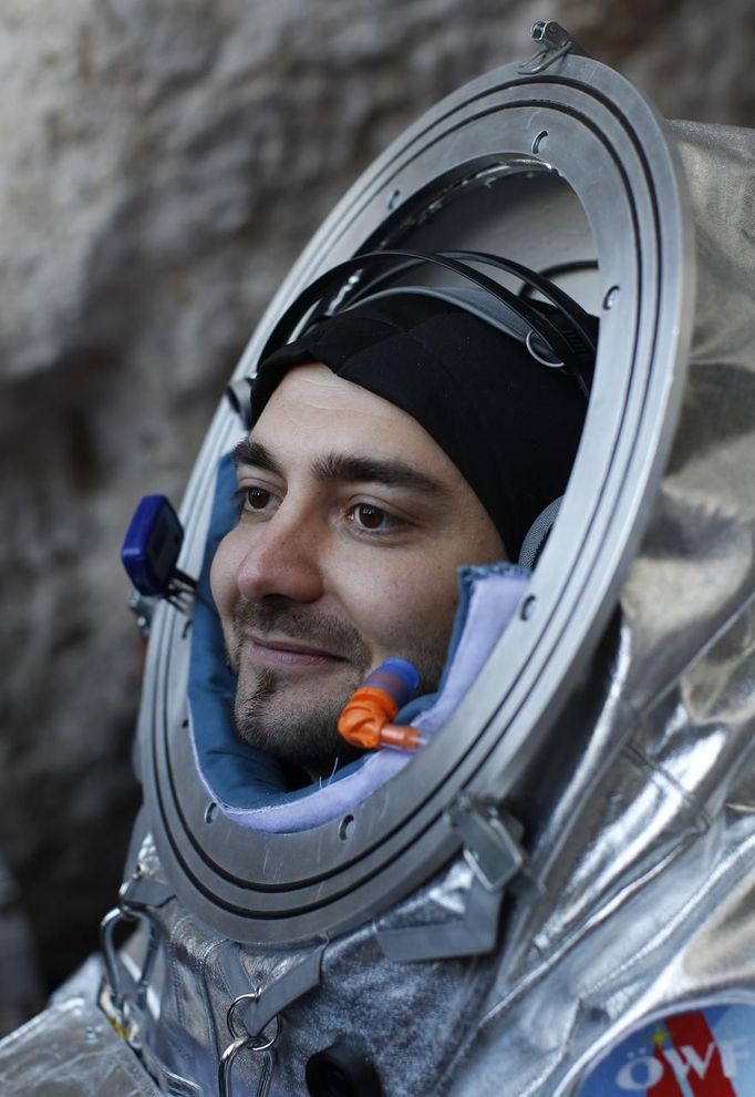 Physicist Daniel Schildhammer wears the Aouda.X spacesuit simulator before the start of a field test of Oesterreichisches Weltraum Forum (Austrian space forum) inside the Eisriesenhoehle (giant ice cave) at Dachstein mountain near the village of Obertraun April 28, 2012. The Aouda.X is a spacesuit simulator for manned missions to Mars, which is being developed under the Mars Analog Research Program PolAres and allows to simulate environmental conditions, a real space suit would be faced on Mars. REUTERS/Lisi Niesner (AUSTRIA - Tags: SCIENCE TECHNOLOGY HEADSHOT) Published: Dub. 28, 2012, 3:23 odp.