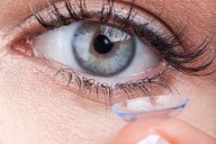 Žena si zapomněla sundávat kontaktní čočky. Lékařka jí z očí vyndala 23 párů