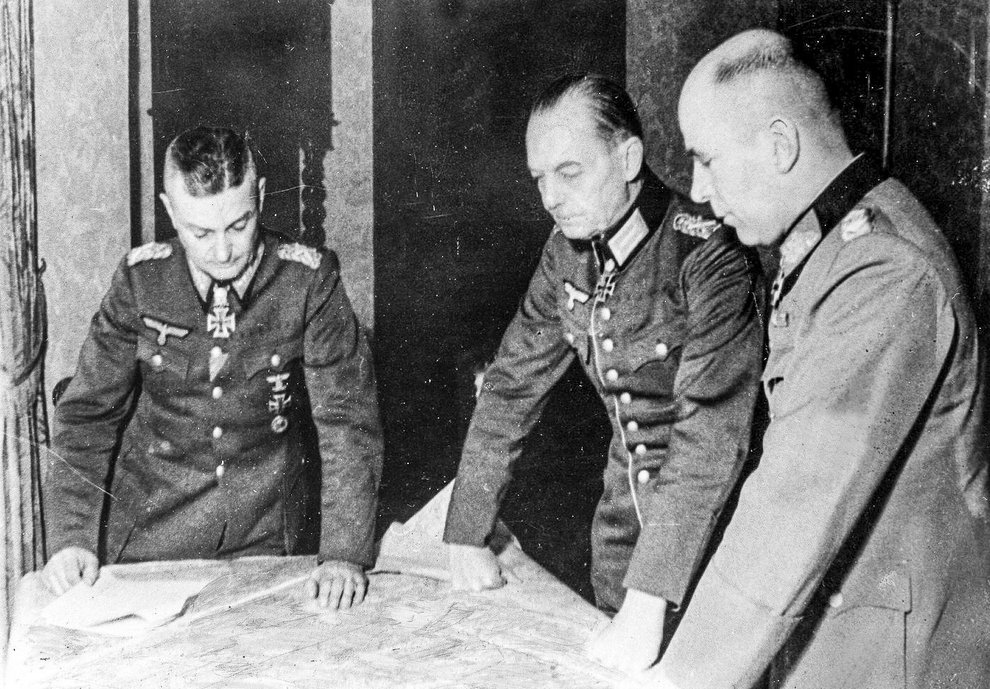 Polní maršálové Walter Model a Gerd von Rundstedt diskutují o situaci na západní frontě, prosinec 1944, během německé ofenzívy v Ardenách.