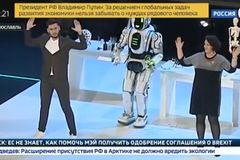 Rusové se chlubili robotem budoucnosti. Šlo o podvod, byl to jen muž v kostýmu