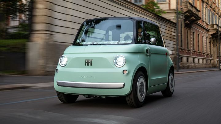 Italská trikolóra jako zásadní problém. Policie zabavila přes 130 elektrických Fiatů