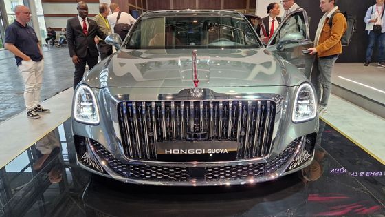 Ne, to není Bentley nebo Rolls-Royce. To je jejich čínská obdoba od Hongqi.