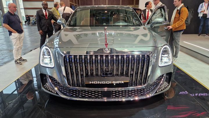 Čínské šílenosti ovládly další město. Takový pařížský autosalon ale dlouho nebyl