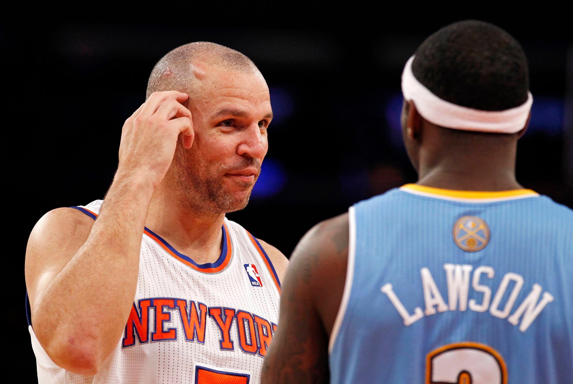 Hráč New York Knicks Jason Kidd v rozhovoru s Tyem Lawson v dresu Denveru
