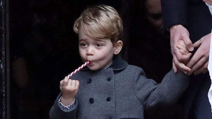Princ George s lízátkem - jedna z nejroztomilejších fotek letošních Vánoc, shodují se Britové.