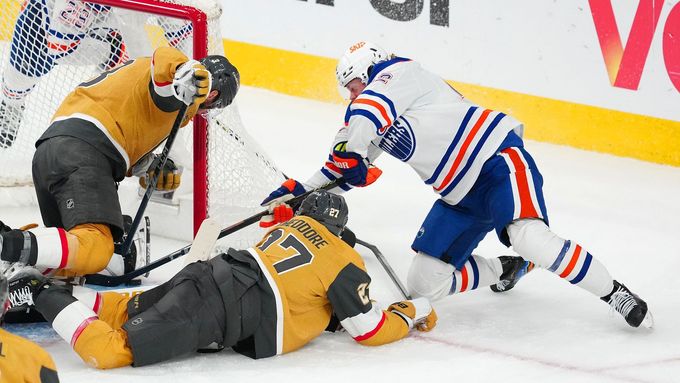Kasperi Kapanen (v bílém) vydoloval puk a poslal ho do sítě Vegas, čímž rozhodl o postupu Edmontonu.