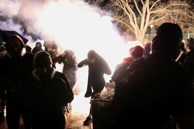 Po smrti 20letého Dauntea Wrighta protestují stovky lidí v americkém Minneapolisu proti policejnímu násilí.