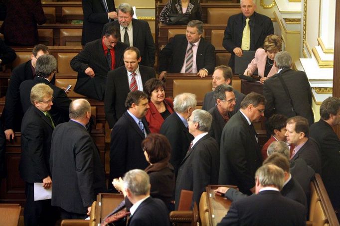 Poslanecké hloučky.