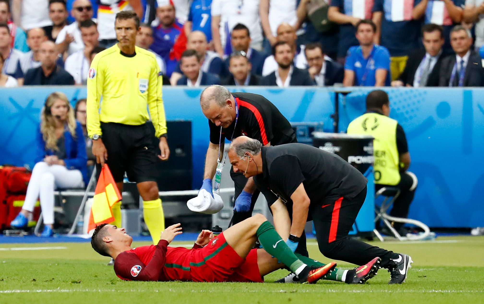 Euro 2016, finále Francie-Portugalsko: ošetřovaný Cristiano Ronaldo