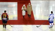 Accompanied by Slovak President Ivan Gašparovič, the Queen is walking on the red carpet to meet captains Rick Plant (right) and Arne Kroták.