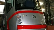 Tramvaj Škoda 13T s designem od Porsche určená pro Brno. Říká se o ní, že je to tramvaj bez kompromisů - někdo ji miluje a někdo nenávidí.