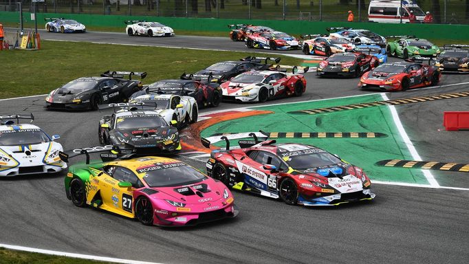 Start závodu Lamborghini Super Trofeo v Monze