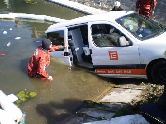 Hasiči vytahují vozidlo z rybníku
