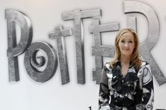 Rowlingová vydá první román pro dospělé v září