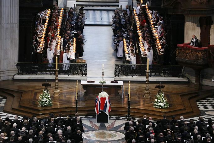 Při smuteční akt uvnitř katedrály děkan katedrály sv. Pavla David Ison na úvod obřadu připomněl zásluhy Margaret Thatcherové a její život a dílo. "Vzpomínáme s velkou vděčností na její vedení tohoto národa, její odvahu, její pevné názory a odhodlání vykonat to, co považovala za správné pro obecné blaho," řekl.