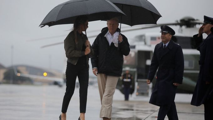 Donald Trump a jeho manželka Melania po příletu do Texasu během tropické bouře Harvey.