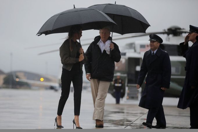 Donald Trump a jeho manželka Melania po příletu do Texasu během tropické bouře Harvey.