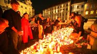 Tisíce lidí v Rakousku se v úterý večer zúčastnily pietní akce se svíčkami za oběti střelby ve škole, při níž bylo zabito deset mladých lidí.