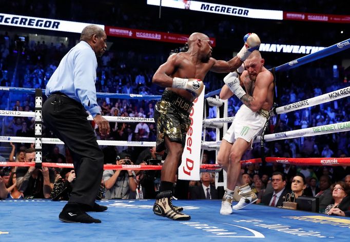 Fotografie ze zápasu Floyd Mayweather vs. Conor McGregor.