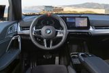 Interiér je složený ze dvou spojených obrazovek, multimediální systém pak nabízí nový software, který ale zatím postrádá vytříbenost předchozích systémů BMW.