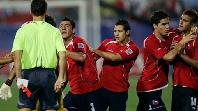 Rozčilení Chilané během semifinále fotbalového MS dvacítek.