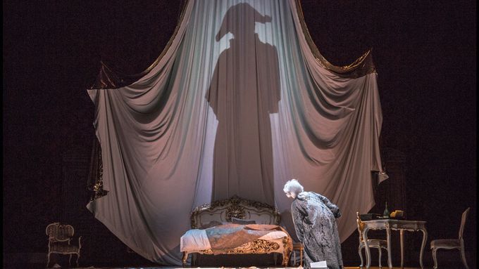 V Nymanově opeře, která tvoří první polovinu večera, Mozart umírá.