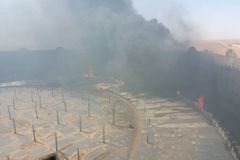 Po útoku na libyjský ropný terminál shořelo 400 tisíc barelů ropy, plameny se dál šíří