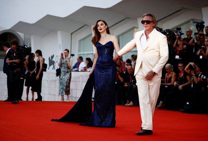 Daniel Craig s manželkou Rachel Weisz na benátské premiéře filmu Queer.