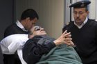 Mubarak dostal doživotí. Převozu do vězení se bránil