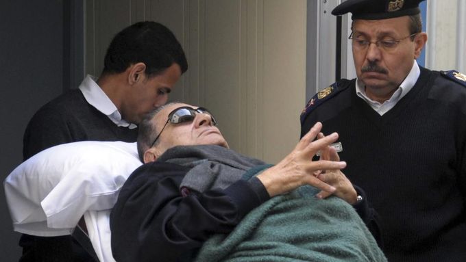 Husní Mubarak na snímku ze soudního procesu.