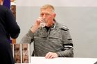 Kvůli špíně se sprchoval v žabkách, budil ho křik. Becker v knize líčí útrapy vězení