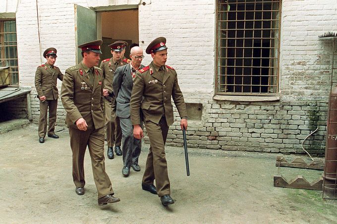 Příslušníci milice v ruském Rostově odvádějí 21. dubna 1992 masového vraha Andreje Čikatila.