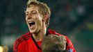 Fotbalisté Bayeru Leverkusen Stefan Kiessling (uprostřed) a Gonzalo Castro slaví gól proti Rapidu Vídeň v utkání Evropské ligy 2012/13.