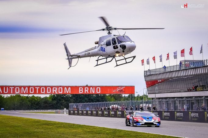 Souboj Lamborghini, Buggyry a vrtulníku na Masarykově okruhu v Brně.