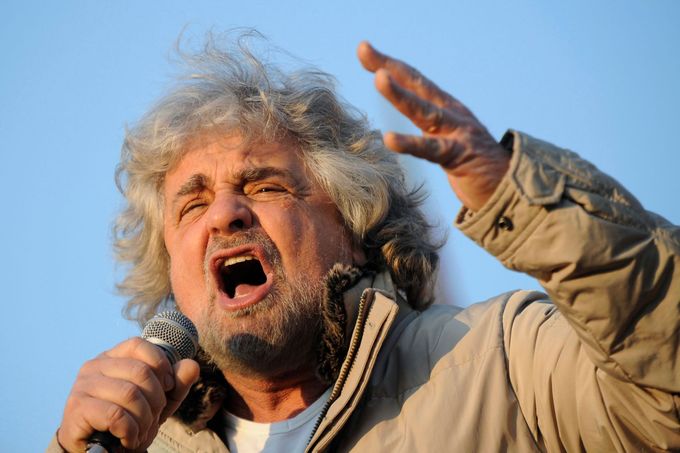 Beppe Grillo na předvolebním mítinku v Turíně.