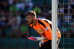 Více než dvoumetrový brankář Holý se neprosadil ve Zlíně. Teď míří do třetí anglické ligy