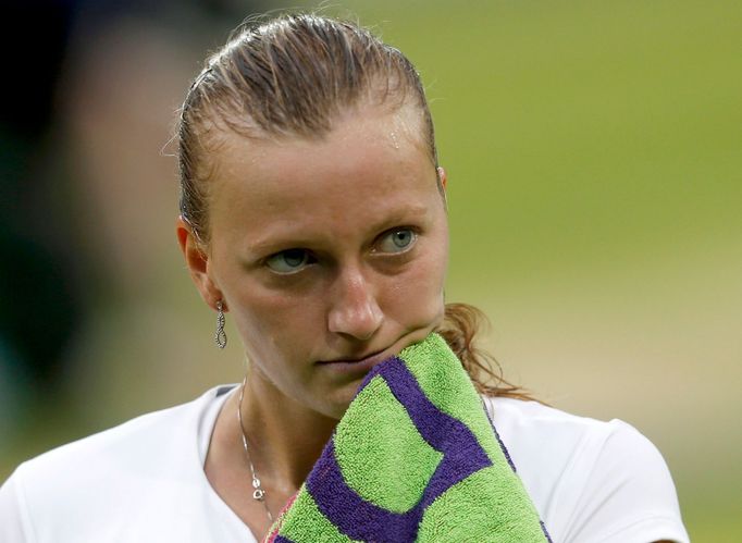 Petra Kvitová v zápase s Kirsten Flipkensovou na Wimbledonu 2013