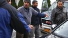 A man fights for his place in line while waiting to get fuel at a gas station in the New York City borough of Queens on November 1, 2012. A fuel supply crisis stalling the New York City area's recovery from Hurricane Sandy and reviving memories of the 1970s gasoline shortages stem from multiple factors, ranging from flooding to power outages to a diesel spill. REUTERS/Adrees Latif (UNITED STATES - Tags: DISASTER ENVIRONMENT ENERGY) Published: Lis. 1, 2012, 9:05 odp.