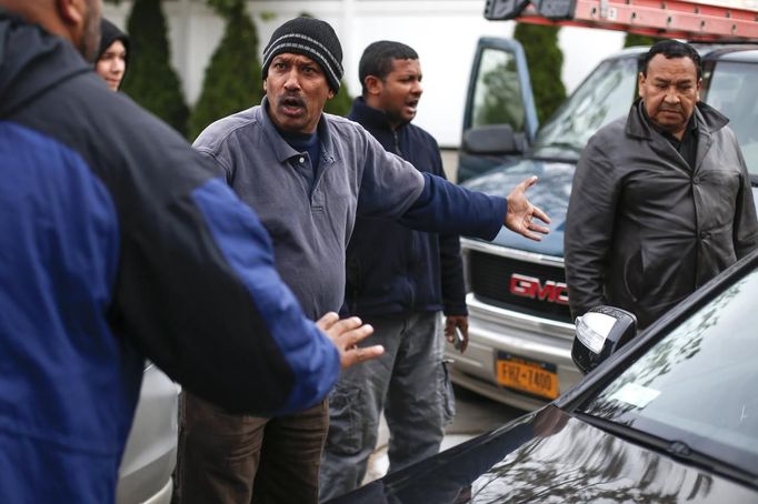 A man fights for his place in line while waiting to get fuel at a gas station in the New York City borough of Queens on November 1, 2012. A fuel supply crisis stalling the New York City area's recovery from Hurricane Sandy and reviving memories of the 1970s gasoline shortages stem from multiple factors, ranging from flooding to power outages to a diesel spill. REUTERS/Adrees Latif (UNITED STATES - Tags: DISASTER ENVIRONMENT ENERGY) Published: Lis. 1, 2012, 9:05 odp.