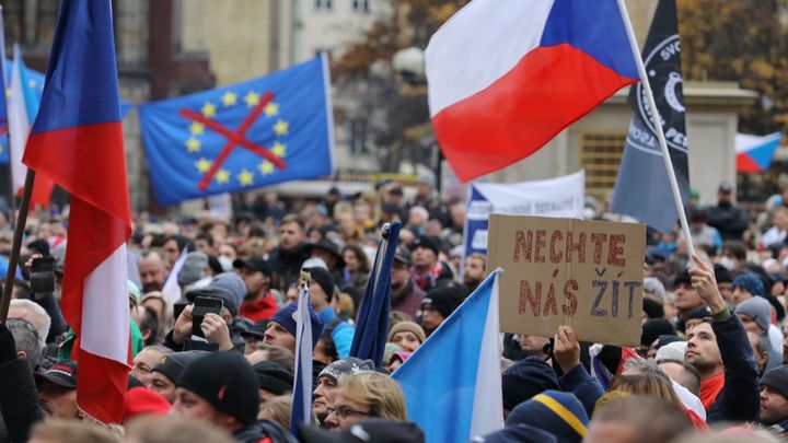 Po výzvě Chcípl PES k protestům u domů poslanců policie řeší dva incidenty; Zdroj foto: Jakub Plíhal